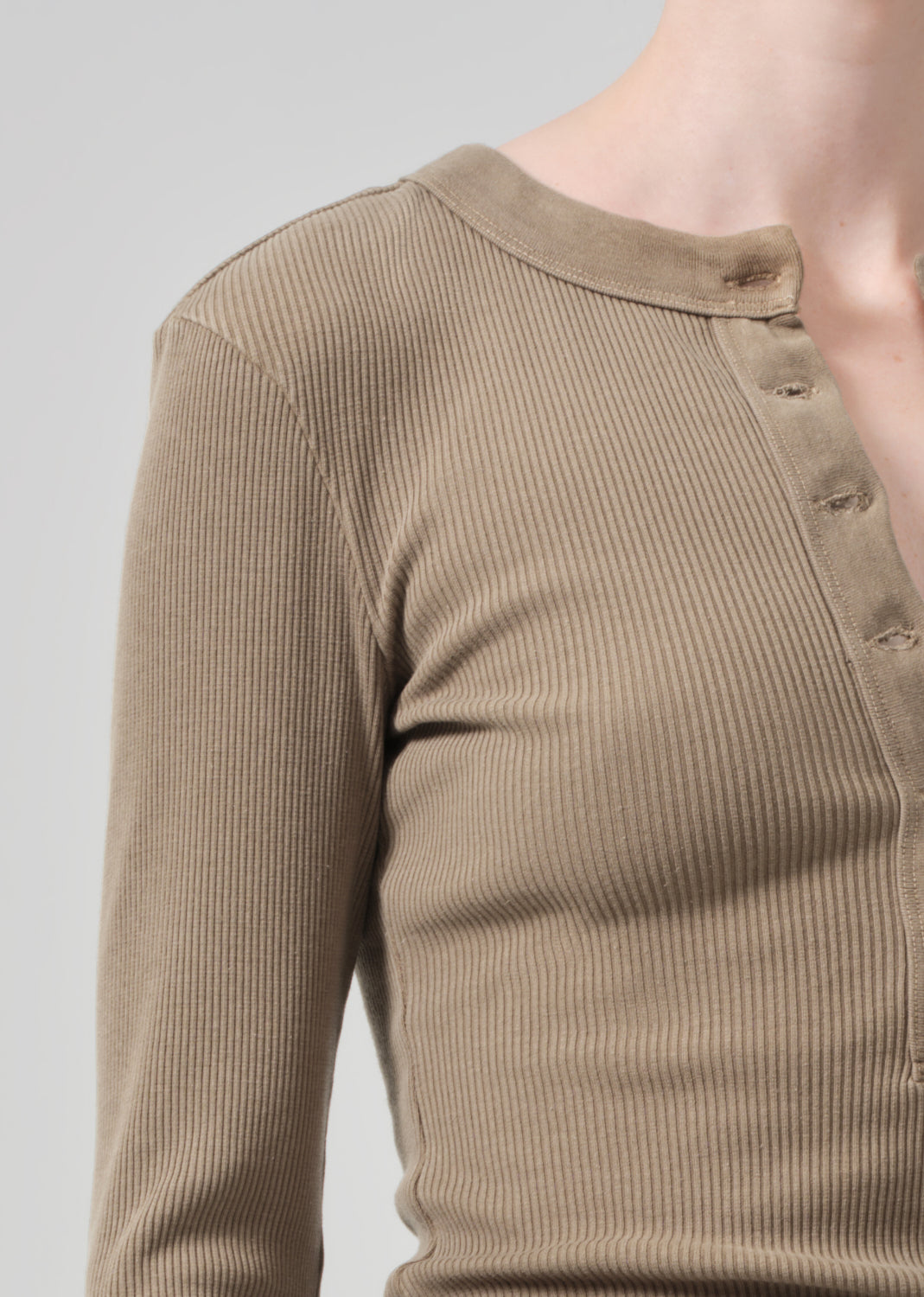 Varra Henley in Ambra