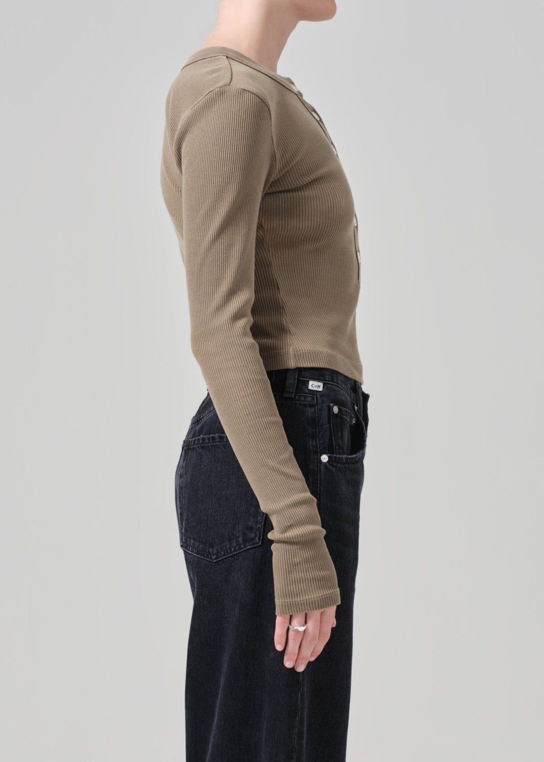 Varra Henley in Ambra